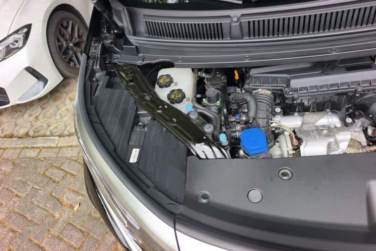 Used Denza D9 2024 DM-i 980 Four-Wheel Drive Prestige Model Engine Bay Right