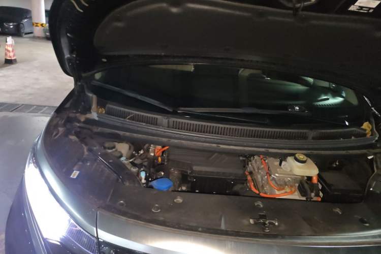 Used Denza D9 2024 DM-i 1050 Luxury Model Engine Bay Right