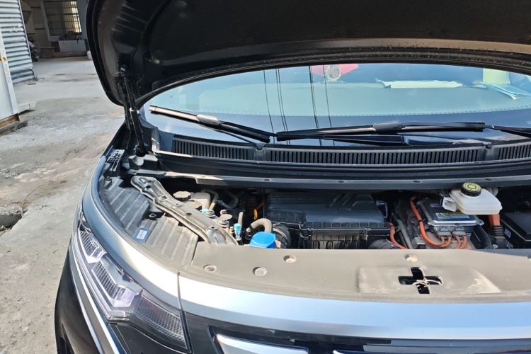 Used Denza D9 2024 DM-i 1050 Luxury Model Engine Bay Right
