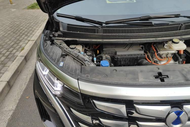 Used Denza D9 2024 DM-i 980 Four-Wheel Drive Prestige Model Engine Bay Right