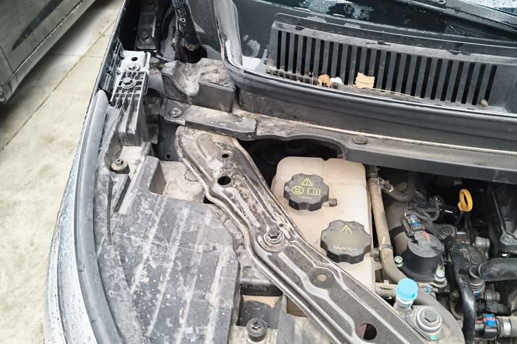 Used Denza D9 2024 DM-i 1050 Luxury Model Engine Bay Right