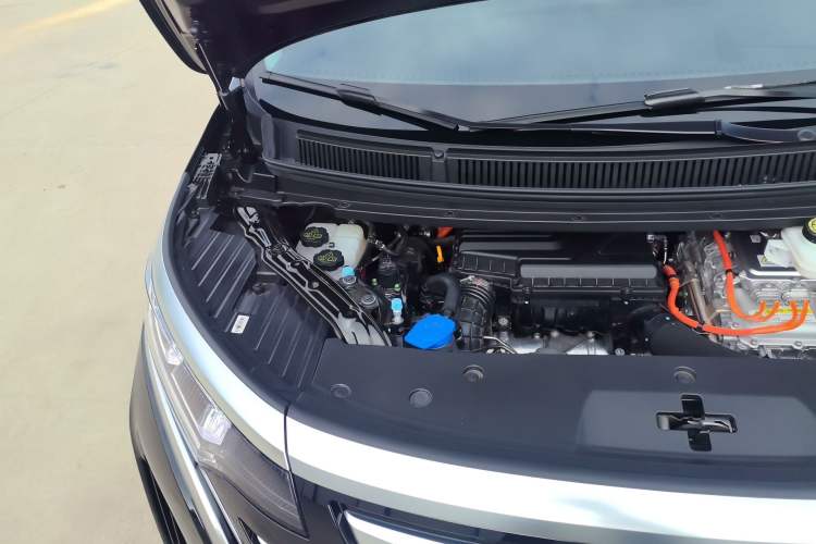 Used Denza D9 2024 DM-i 980 Four-Wheel Drive Prestige Model Engine Bay Right