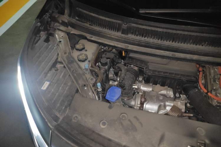 Used Denza D9 2024 DM-i 980 Four-Wheel Drive Flagship Model Engine Bay Right