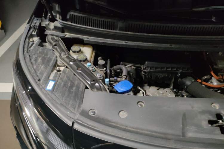 Used Denza D9 2024 DM-i 980 Four-Wheel Drive Prestige Model Engine Bay Right