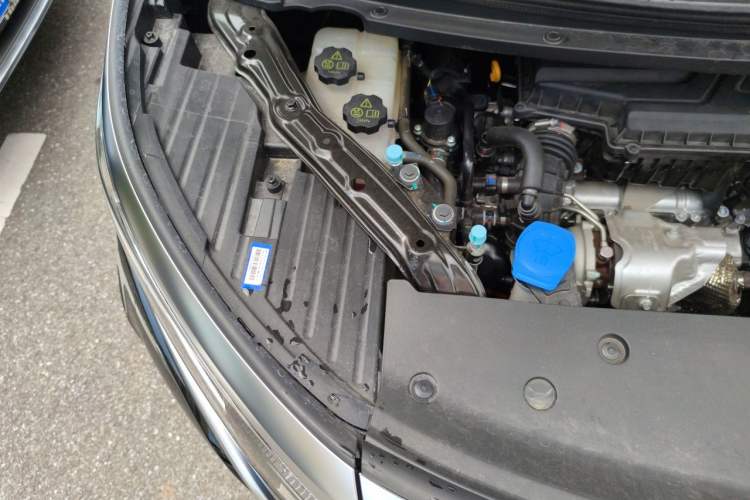 Used Denza D9 2024 DM-i 980 Four-Wheel Drive Flagship Model Engine Bay Right