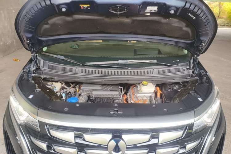 Used Denza D9 2024 DM-i 980 Four-Wheel Drive Flagship Model Engine Bay