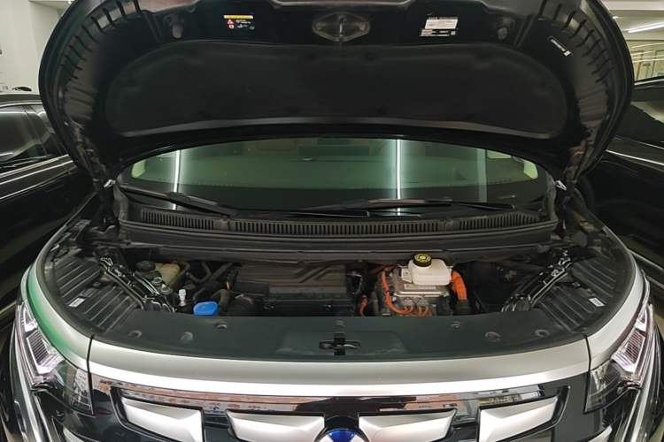 Used Denza D9 2024 DM-i 980 Four-Wheel Drive Flagship Model Engine Bay