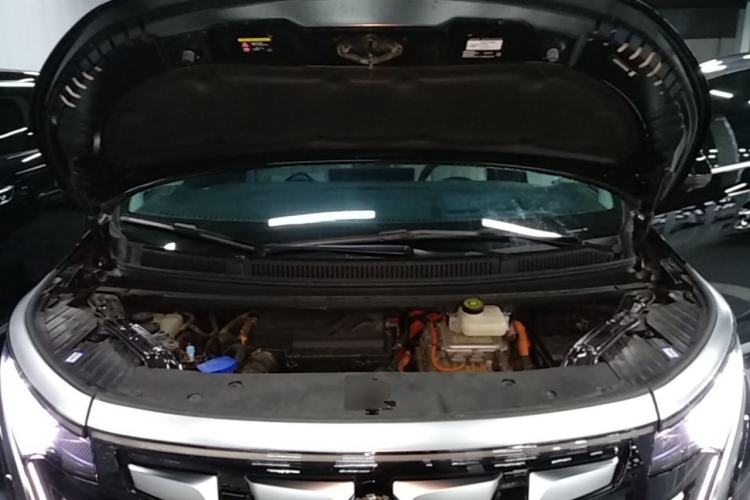 Used Denza D9 2024 DM-i 980 Four-Wheel Drive Flagship Model Engine Bay