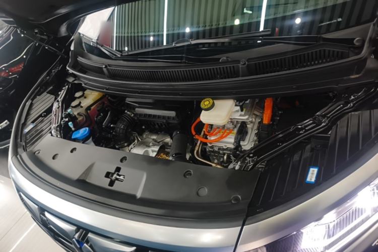 Used Denza D9 2024 DM-i 980 Four-Wheel Drive Flagship Model Engine Bay