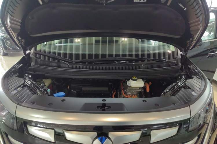 Used Denza D9 2024 DM-i 980 Four-Wheel Drive Flagship Model Engine Bay