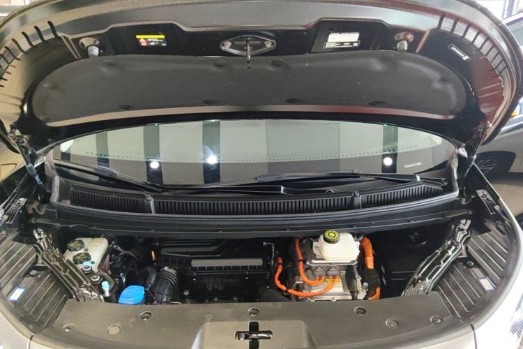 Used Denza D9 2024 DM-i 1050 Luxury Model Engine Bay