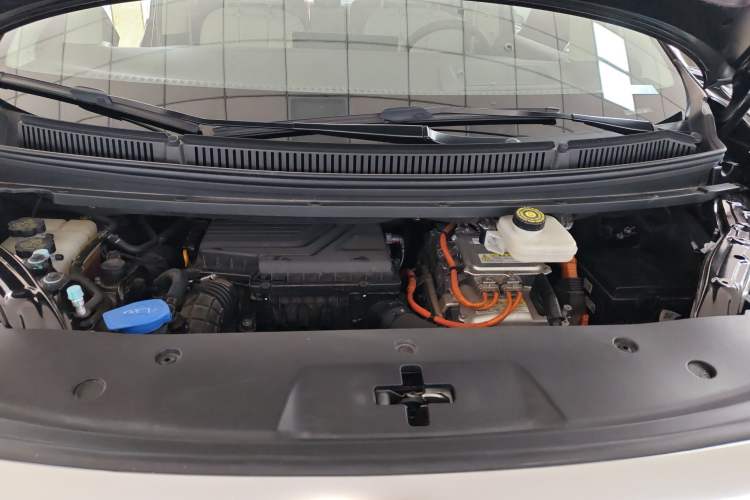 Used Denza D9 2024 DM-i 980 Four-Wheel Drive Flagship Model Engine Bay
