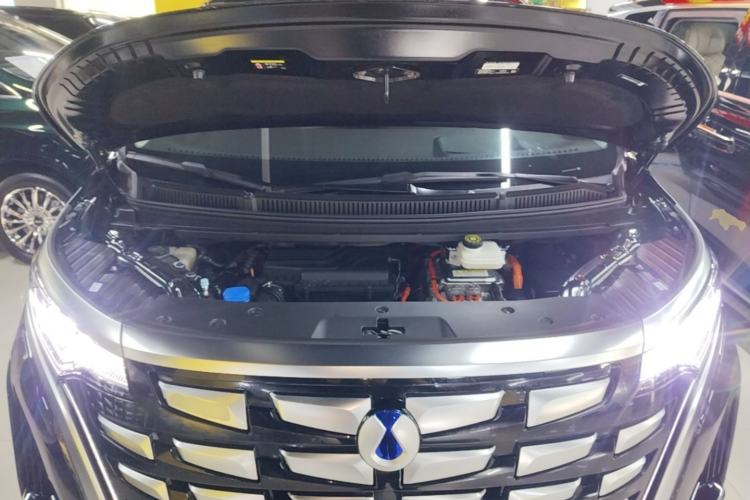 Used Denza D9 2024 DM-i 980 Four-Wheel Drive Prestige Model Engine Bay