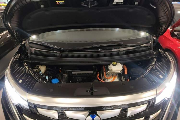 Used Denza D9 2024 DM-i 1050 Luxury Model Engine Bay