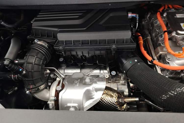 Used Denza D9 2024 DM-i 1050 Luxury Model Engine Bay