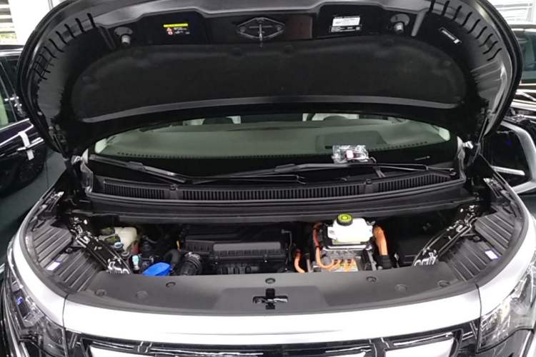 Used Denza D9 2024 DM-i 980 Four-Wheel Drive Flagship Model Engine Bay