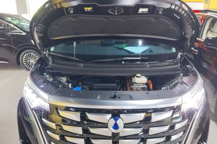 Used Denza D9 2024 DM-i 980 Four-Wheel Drive Flagship Model Engine Bay