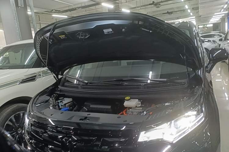 Used Denza D9 2024 DM-i 1050 Luxury Model Engine Bay