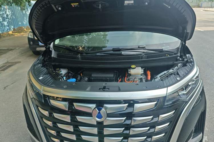 Used Denza D9 2024 DM-i 980 Four-Wheel Drive Prestige Model Engine Bay