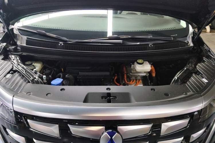 Used Denza D9 2024 DM-i 1050 Luxury Model Engine Bay