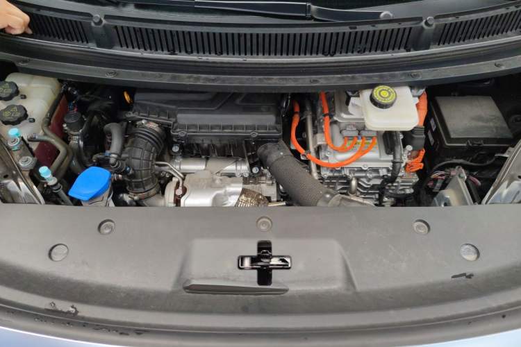 Used Denza D9 2024 DM-i 980 Four-Wheel Drive Flagship Model Engine Bay