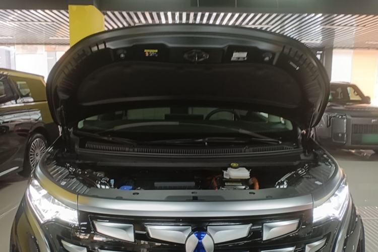 Used Denza D9 2024 DM-i 1050 Luxury Model Engine Bay