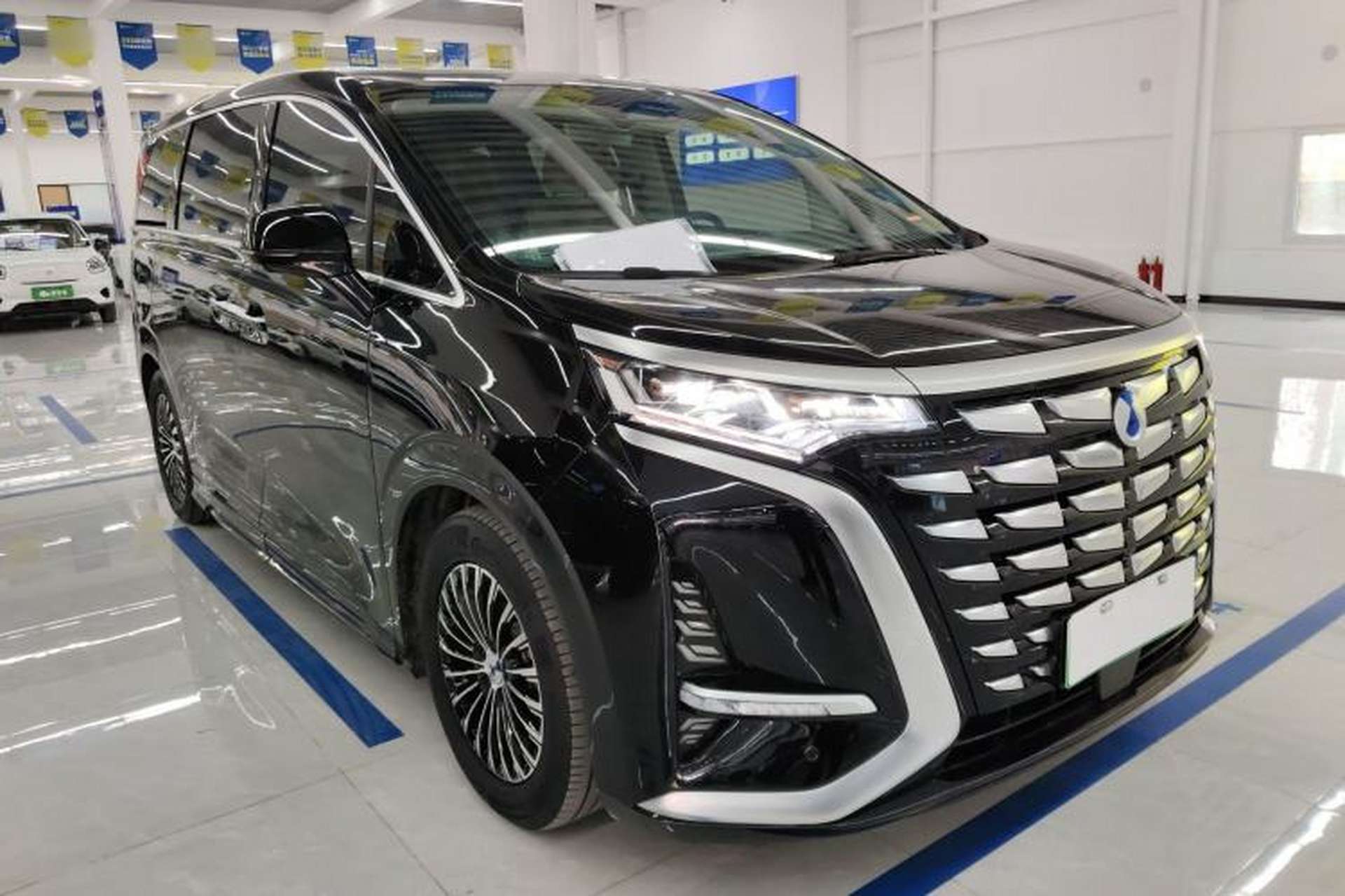 Used Denza D9 2024 DM-i 1050 Luxury Model Exterior 1