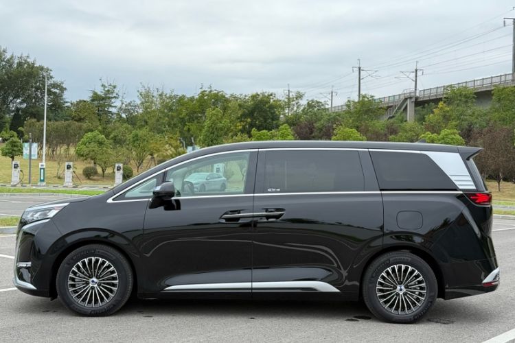 Used Denza D9 2024 EV 620 Premium Model Exterior 10
