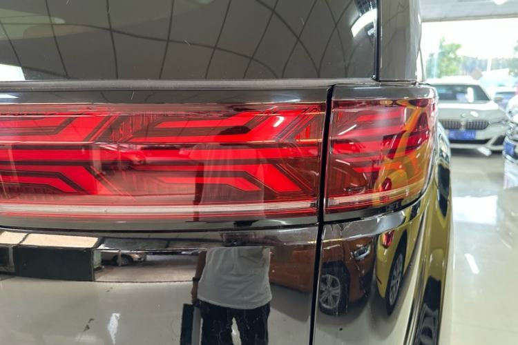 Used Denza D9 2024 DM-i 1050 Luxury Model Exterior 12