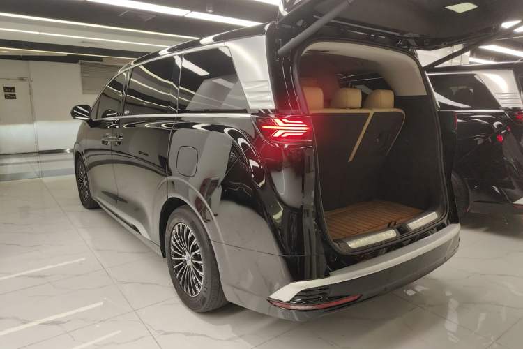 Used Denza D9 2024 DM-i 1050 Luxury Model Exterior 2