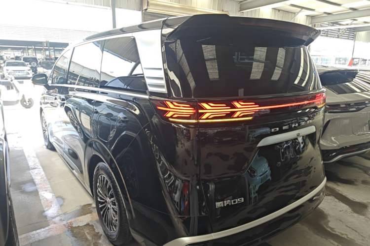 Used Denza D9 2024 DM-i 1050 Luxury Model Exterior 2