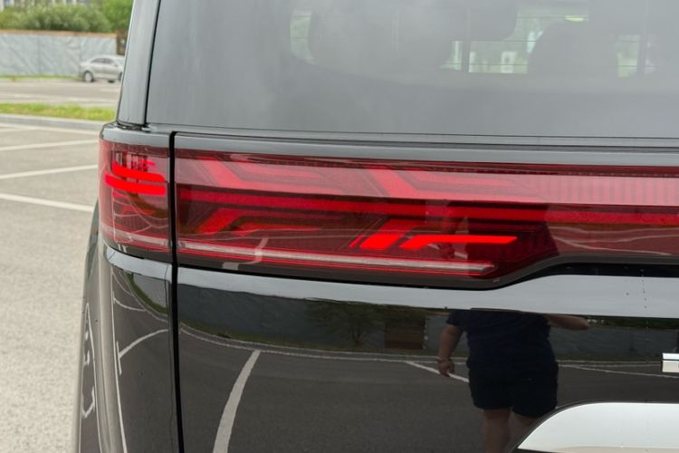 Used Denza D9 2024 EV 620 Premium Model Exterior 2