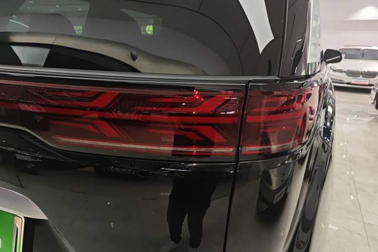 Used Denza D9 2024 DM-i 1050 Luxury Model Exterior 2