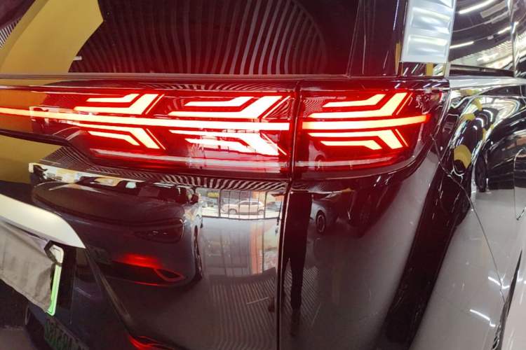 Used Denza D9 2024 DM-i 1050 Luxury Model Exterior 3