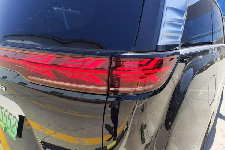 Used Denza D9 2024 DM-i 980 Four-Wheel Drive Flagship Model Exterior 3