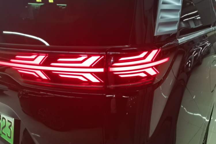 Used Denza D9 2024 DM-i 980 Four-Wheel Drive Prestige Model Exterior 3