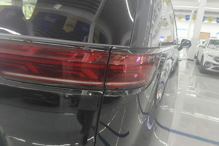 Used Denza D9 2024 DM-i 1050 Luxury Model Exterior 3
