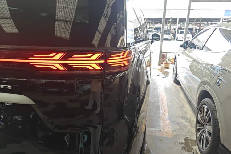 Used Denza D9 2024 DM-i 1050 Luxury Model Exterior 3