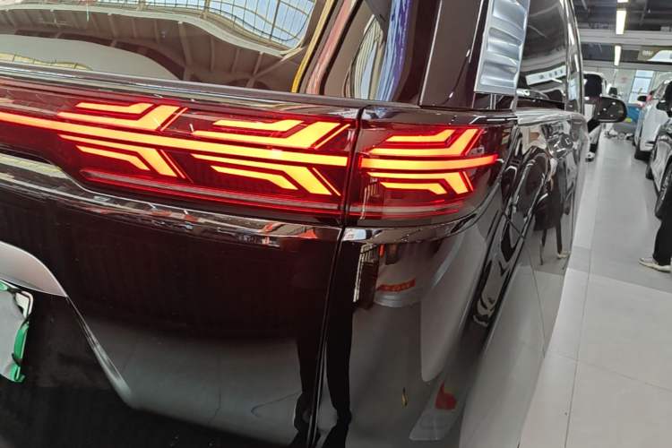 Used Denza D9 2024 DM-i 1050 Luxury Model Exterior 3
