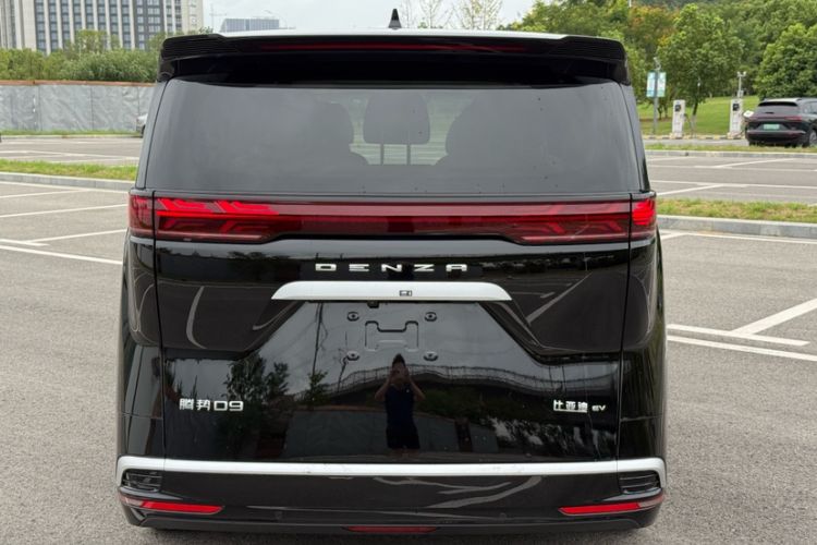 Used Denza D9 2024 EV 620 Premium Model Exterior 3