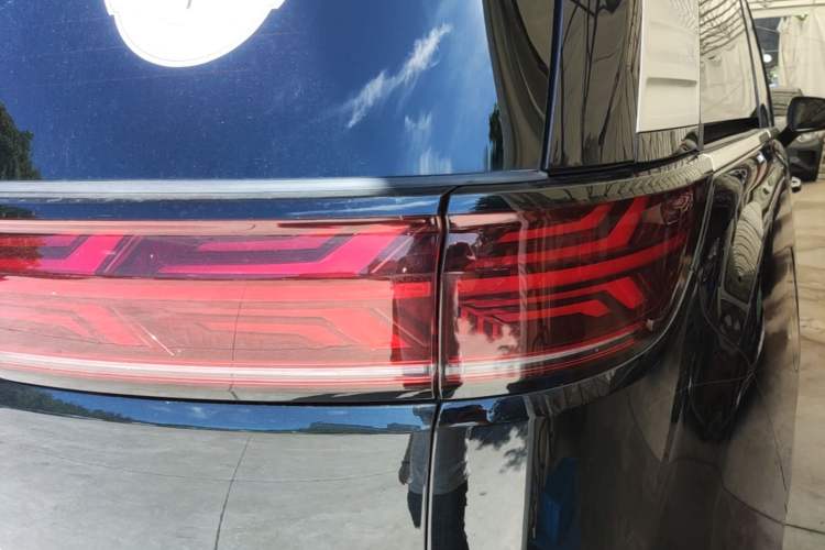 Used Denza D9 2024 DM-i 1050 Luxury Model Exterior 3