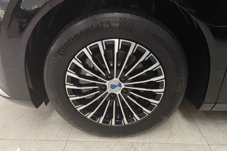 Used Denza D9 2024 DM-i 1050 Luxury Model Exterior 3
