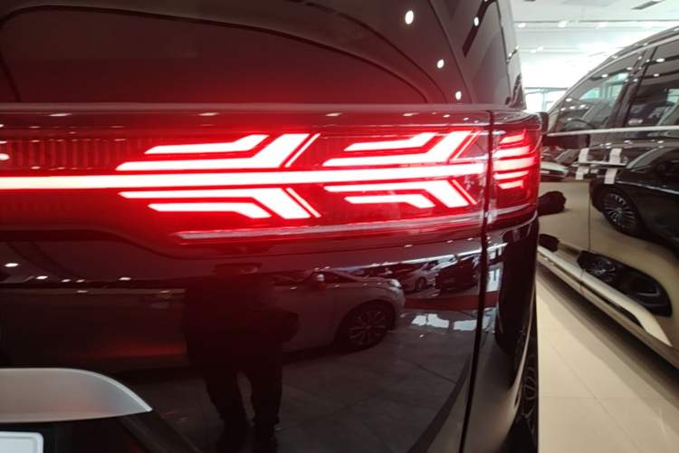 Used Denza D9 2024 DM-i 1050 Luxury Model Exterior 3