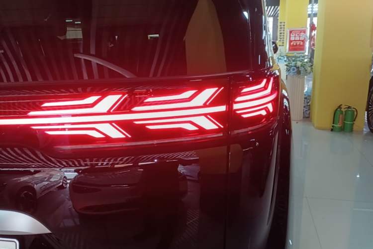Used Denza D9 2024 DM-i 1050 Luxury Model Exterior 3
