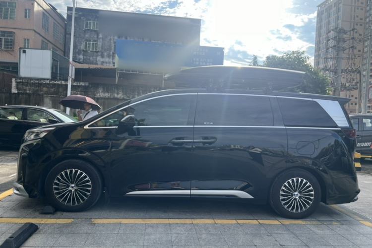 Used Denza D9 2024 DM-i 1050 Luxury Model Exterior 4