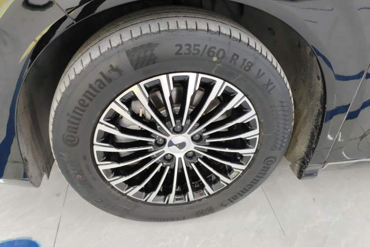 Used Denza D9 2024 DM-i 1050 Luxury Model Exterior 4