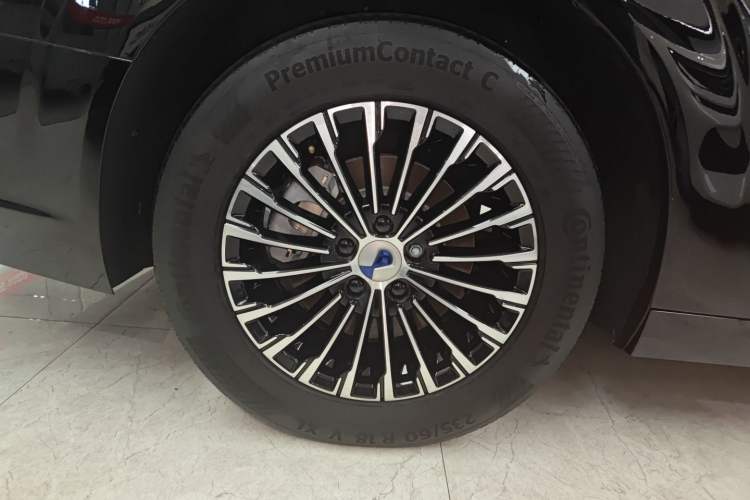 Used Denza D9 2024 DM-i 1050 Luxury Model Exterior 4