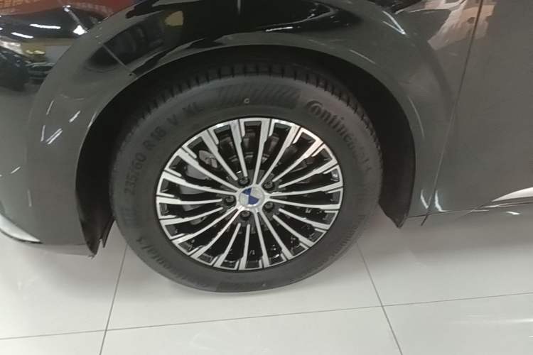 Used Denza D9 2024 DM-i 1050 Luxury Model Exterior 4