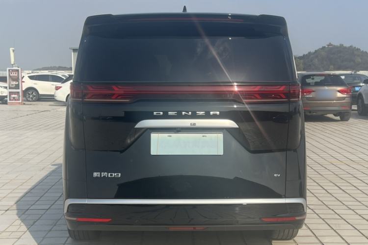Used Denza D9 2024 EV 620 Premium Model Exterior 5