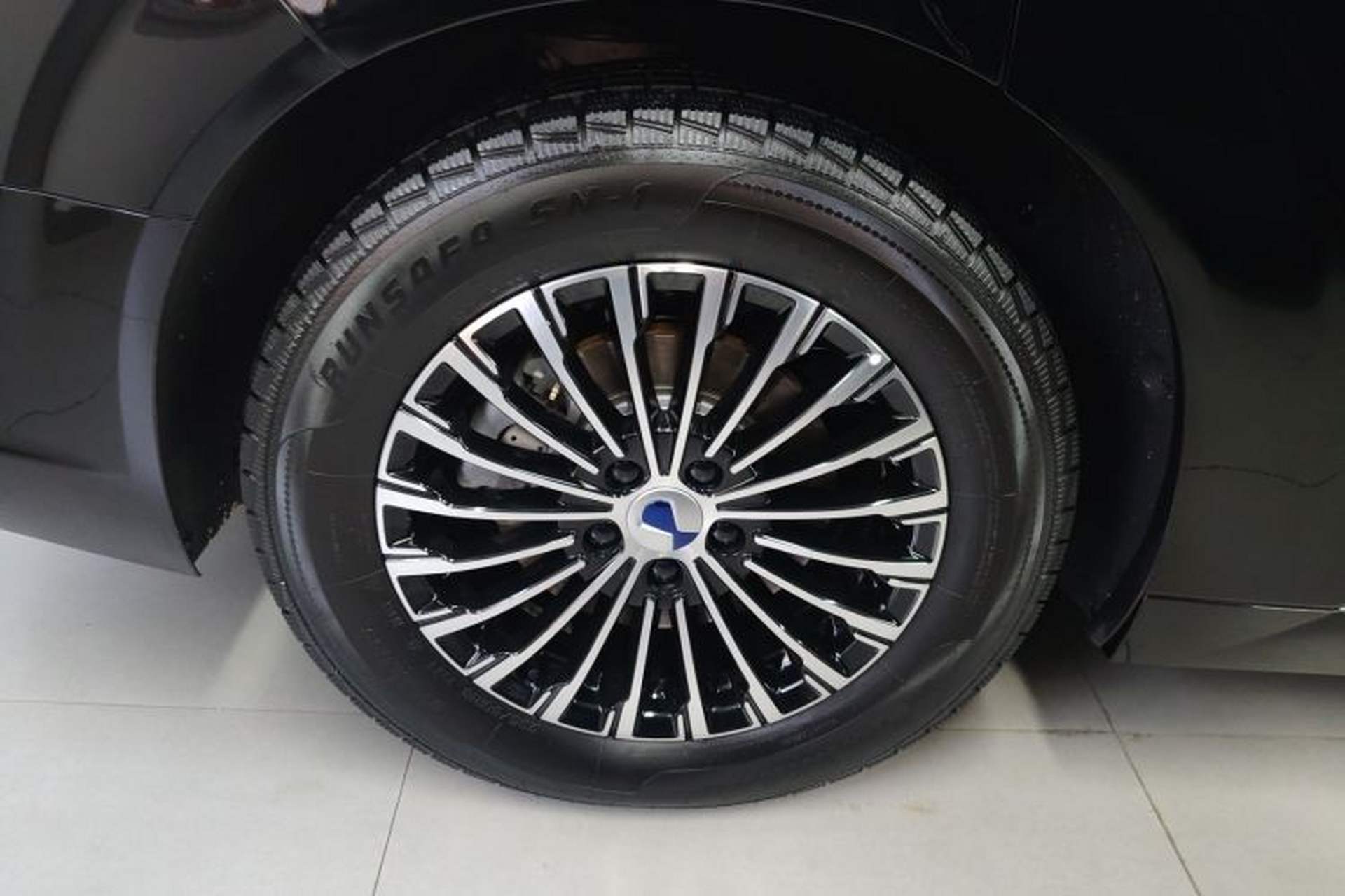 Used Denza D9 2024 DM-i 980 Four-Wheel Drive Prestige Model Exterior 5